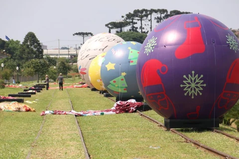 Jingle Balls: O Parque das Bolinhas Gigantes de Natal – Uma Aventura Mágica