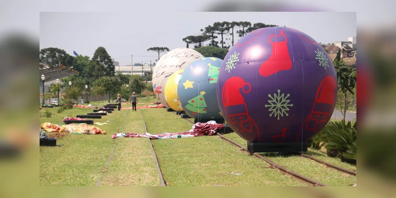 Jingle Balls: O Parque das Bolinhas Gigantes de Natal – Uma Aventura Mágica