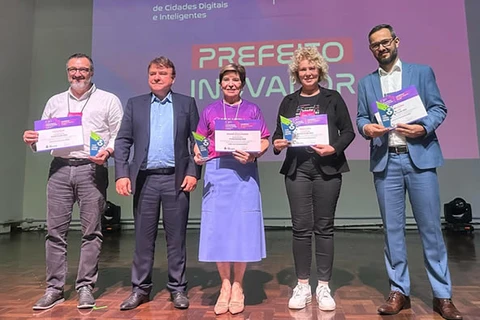 Prefeita Elizabeth recebe prêmio por gestão inovadora