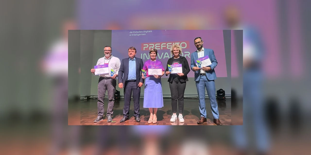 Prefeita Elizabeth recebe prêmio por gestão inovadora