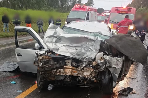 Colisão frontal entre automóvel e caminhão deixa três mortos, em Telêmaco Borba