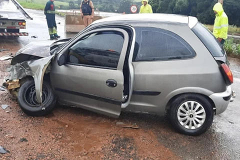 Duas pessoas ficam feridas após veículo colidir em barreiras de sinalização na PR-151, em Castro