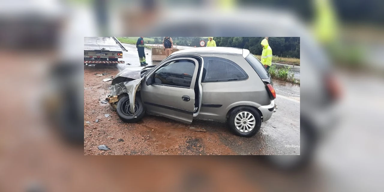 Duas pessoas ficam feridas após veículo colidir em barreiras de sinalização na PR-151, em Castro