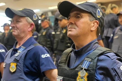 Prefeita Elizabeth entrega medalhas para agentes da Guarda Civil Municipal