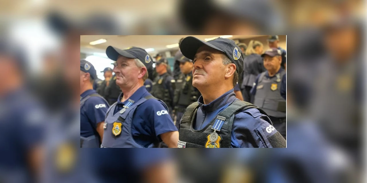 Prefeita Elizabeth entrega medalhas para agentes da Guarda Civil Municipal