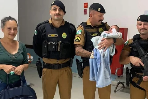 Bebê de 2 meses é salvo por policiais militares após se afogar durante o banho