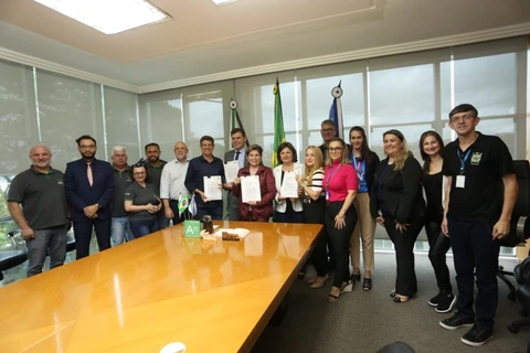 Prefeita Elizabeth assina projeto do novo plano de cargos e melhora o salário de professores