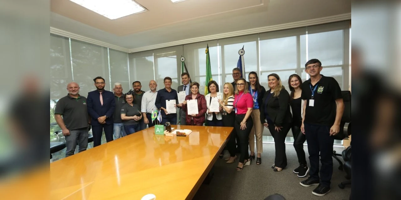 Prefeita Elizabeth assina projeto do novo plano de cargos e melhora o salário de professores