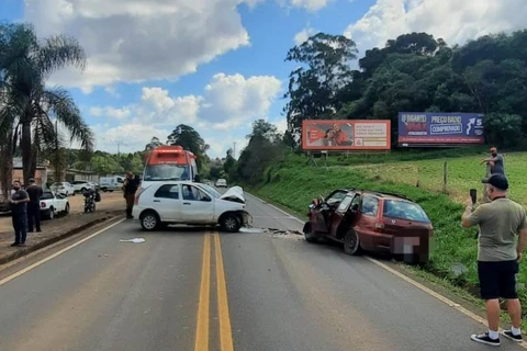 Colisão frontal entre 2 automóveis deixa 4 feridos na PR-151 em Ponta Grossa