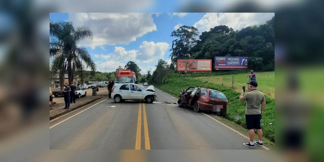 Colisão frontal entre 2 automóveis deixa 4 feridos na PR-151 em Ponta Grossa