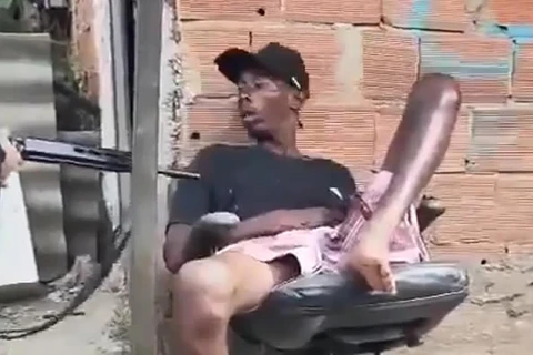 Vídeo mostra policial acordando suspeito de tráfico que cochilava na rua