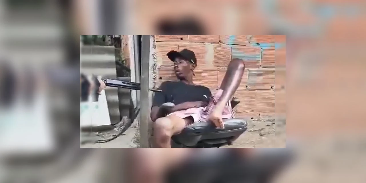 Vídeo mostra policial acordando suspeito de tráfico que cochilava na rua