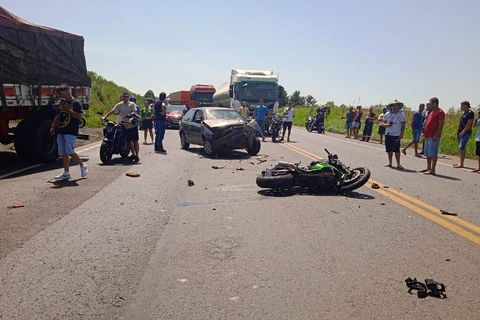 Colisão entre automóvel e motocicleta deixa duas pessoas gravemente feridas, na BR-277 em Porto Amazonas
