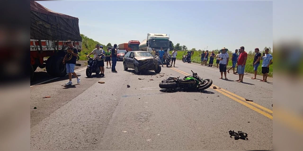 Colisão entre automóvel e motocicleta deixa duas pessoas gravemente feridas, na BR-277 em Porto Amazonas