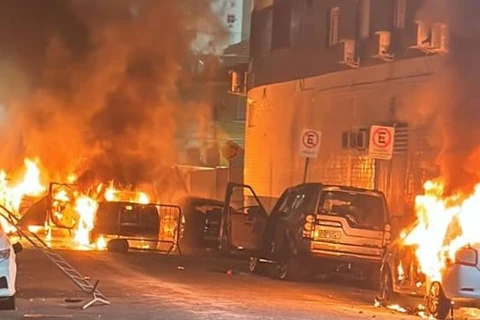 Ônibus e veículos são queimados ao redor da Vila Belmiro, após rebaixamento do Santos