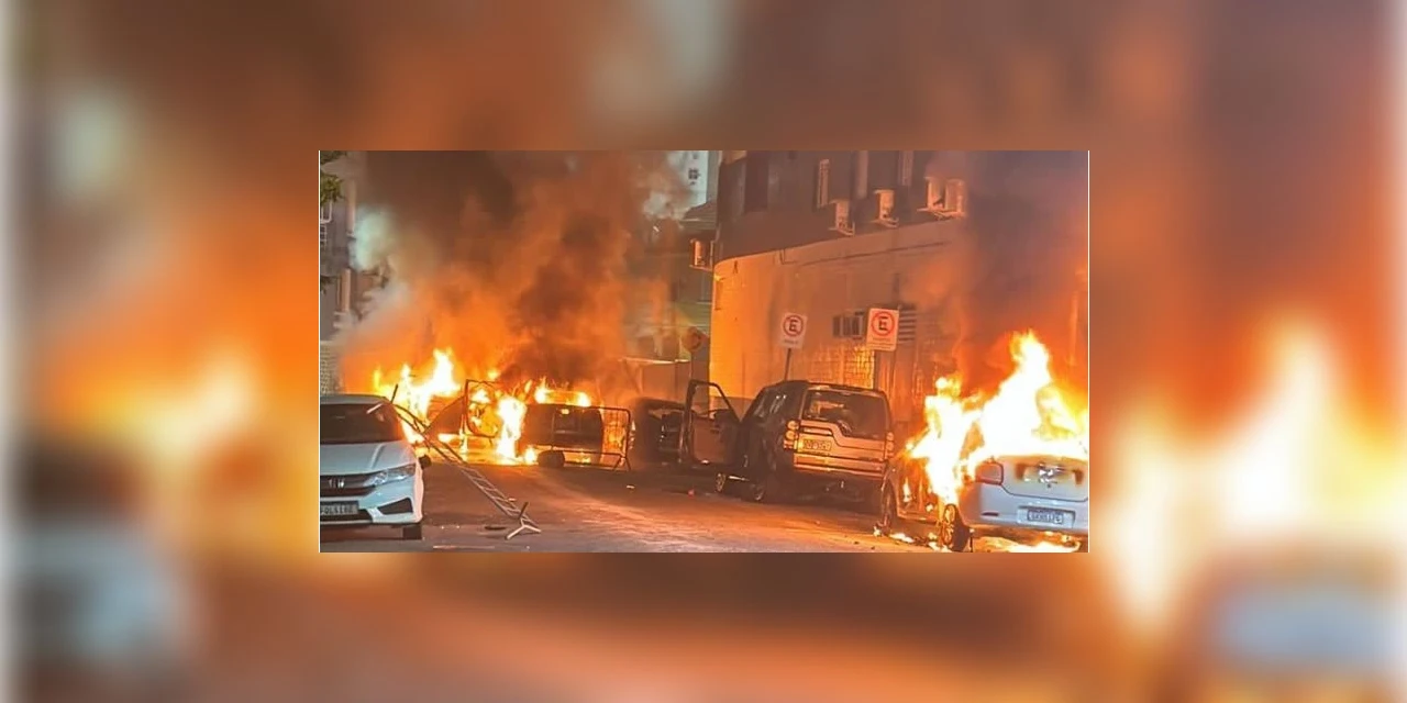 Ônibus e veículos são queimados ao redor da Vila Belmiro, após rebaixamento do Santos