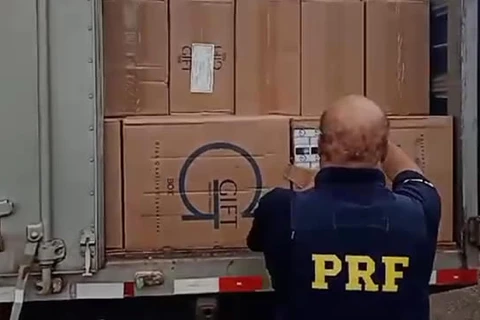 Caminhão clonado transportando 350 mil carteiras de cigarros do Paraguai é apreendido na Souza Naves