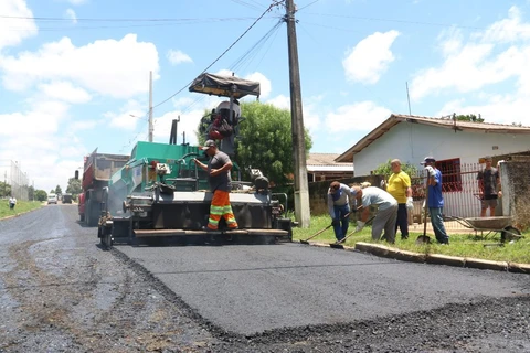 Prefeitura leva asfalto novo para o Jardim Castanheira