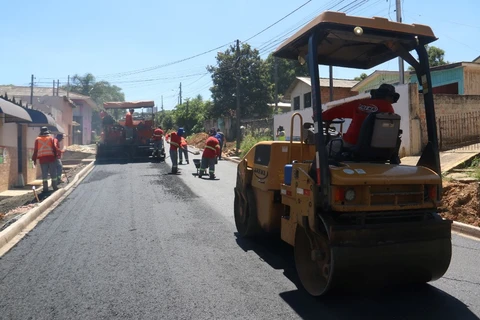 Prefeitura leva asfalto novo para a vila Moisés Lerner