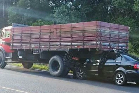 Colisão traseira entre automóvel e caminhão deixa homem morto na BR-277, em Palmeira