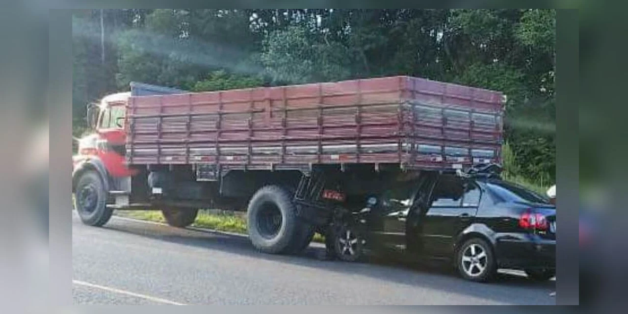 Colisão traseira entre automóvel e caminhão deixa homem morto na BR-277, em Palmeira