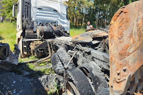 Caminhão pega fogo após colidir em trem na Bocaina, em PG