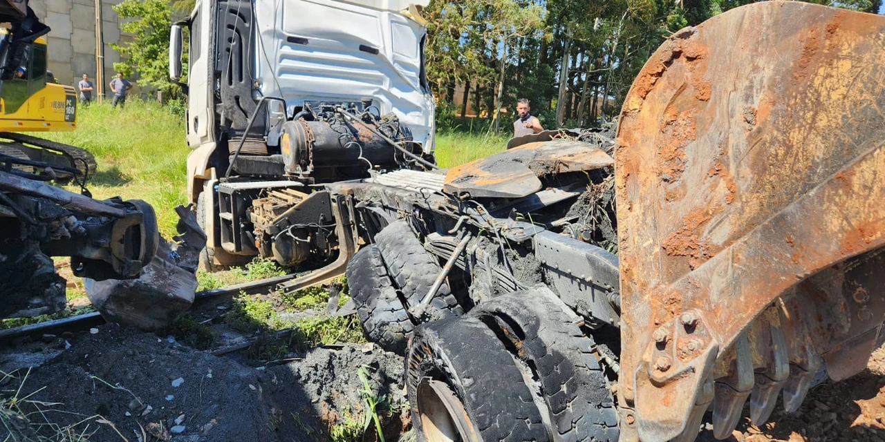 Caminhão pega fogo após colidir em trem na Bocaina, em PG