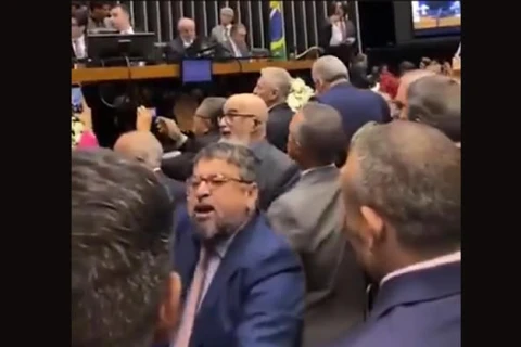 Deputado do PT chama Nikolas de ‘viadinho’ e dá tapa na cara de outro deputado; veja vídeo
