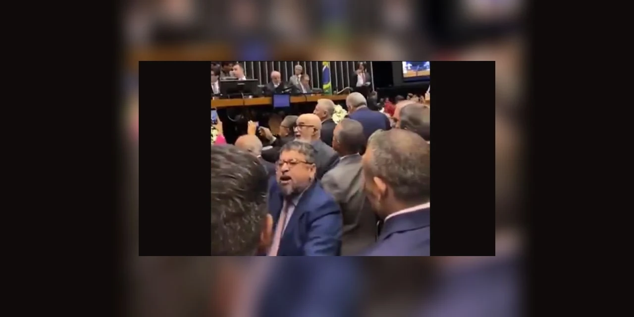 Deputado do PT chama Nikolas de ‘viadinho’ e dá tapa na cara de outro deputado; veja vídeo