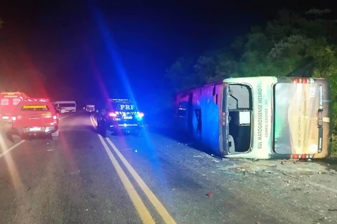 Colisão entre ônibus e dois automóveis deixa 17 feridos e um morto em Ortigueira