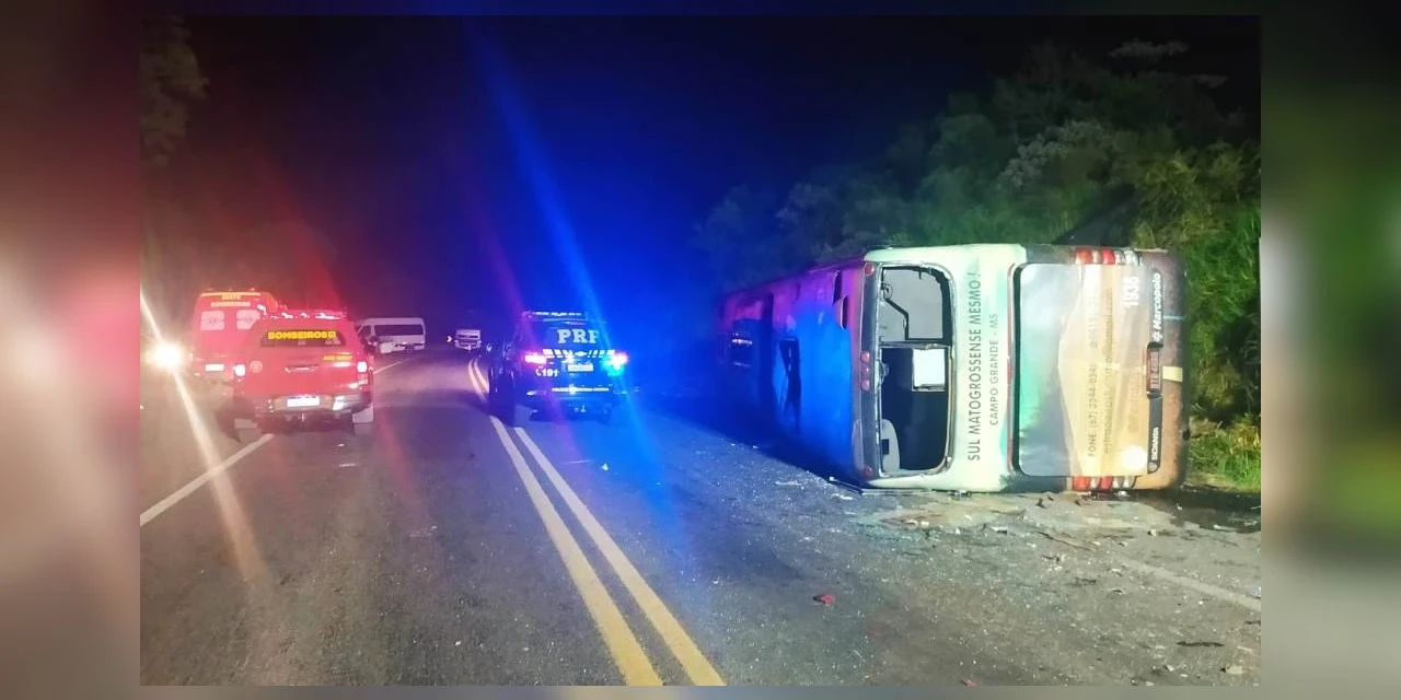 Colisão entre ônibus e dois automóveis deixa 17 feridos e um morto em Ortigueira