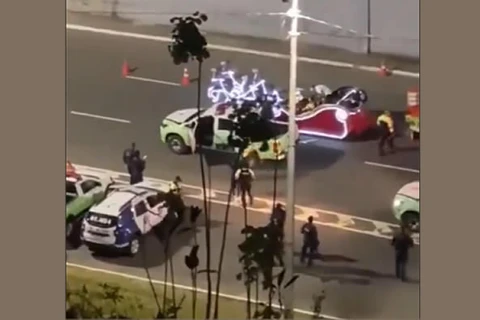 Trenó do Papai Noel é apreendido em blitz; condutor se recusa a fazer bafômetro