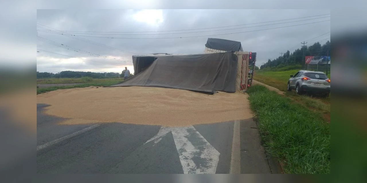 Caminhão tomba, derrama carga na pista e interdita a BR-376 em Ponta Grossa