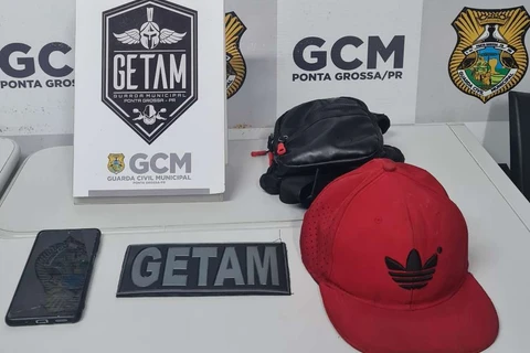 Mulher é presa acusada de usar canivete para roubar casal, em PG