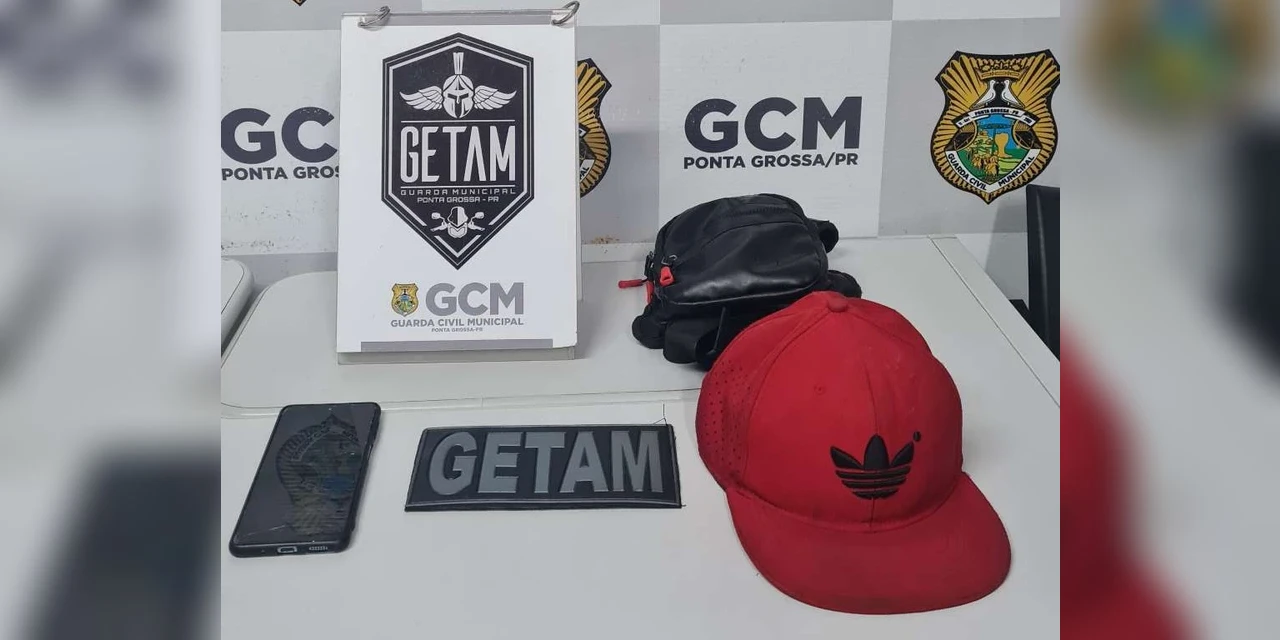 Mulher é presa acusada de usar canivete para roubar casal, em PG