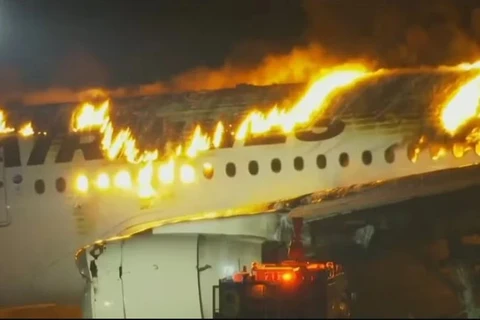 Avião com 379 passageiros bate em outra aeronave e pega fogo em Tóquio; cinco pessoas morreram