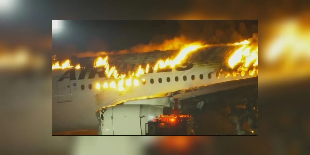 Avião com 379 passageiros bate em outra aeronave e pega fogo em Tóquio; cinco pessoas morreram