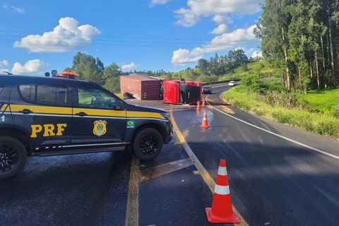 Pneu estoura e provoca tombamento de carreta na BR-376, em Ortigueira