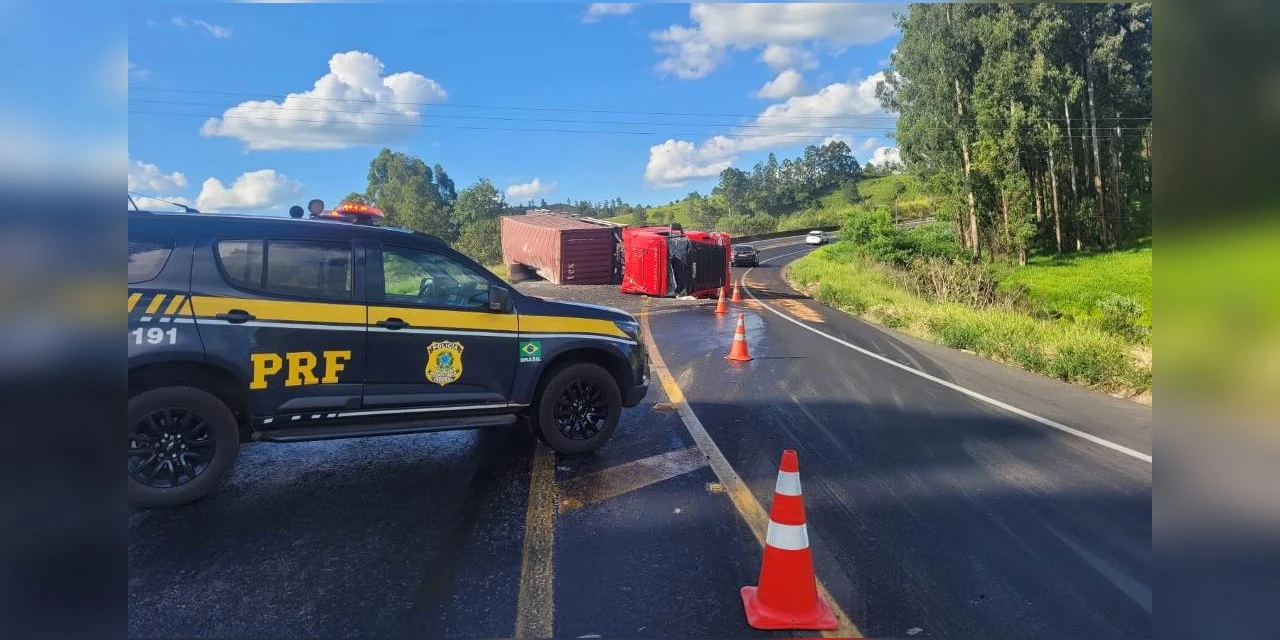 Pneu estoura e provoca tombamento de carreta na BR-376, em Ortigueira