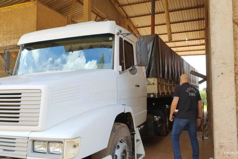 Polícia recupera caminhão e cargas roubadas em PG; duas pessoas foram presas