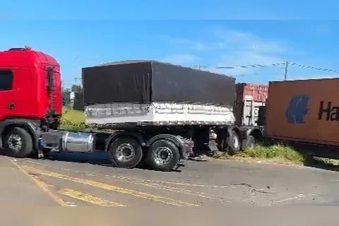 Vídeo mostra batida entre trem e caminhão na Vila Borato, em PG