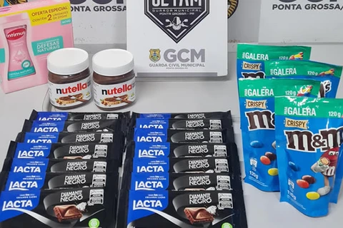 Mulher é detida após ser flagrada furtando barras de chocolate de estabelecimento no centro de PG