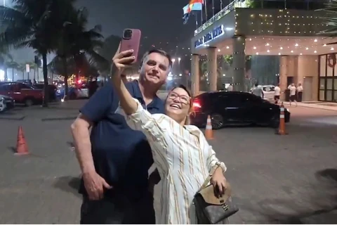 Sósia de Janja tira foto com Bolsonaro e viraliza na internet
