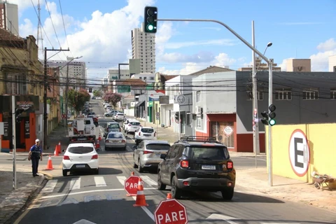 Prefeitura conclui instalação de semáforo no cruzamento das ruas Do Rosário e Santos Dumont