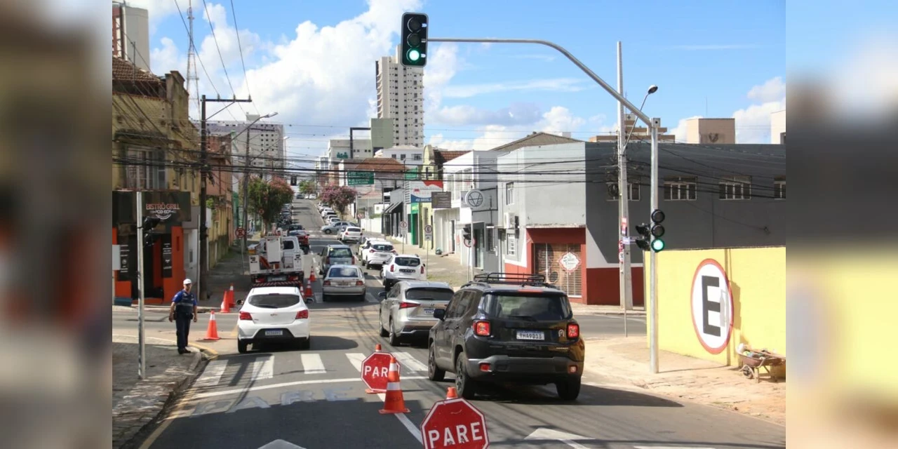 Prefeitura conclui instalação de semáforo no cruzamento das ruas Do Rosário e Santos Dumont