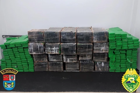 Em Guarapuava, abordagem da PM a veículo suspeito resulta na apreensão de meia tonelada de maconha