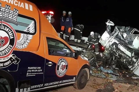 Batida entre caminhão e ônibus deixa 24 pessoas mortas e seis feridas no norte da Bahia