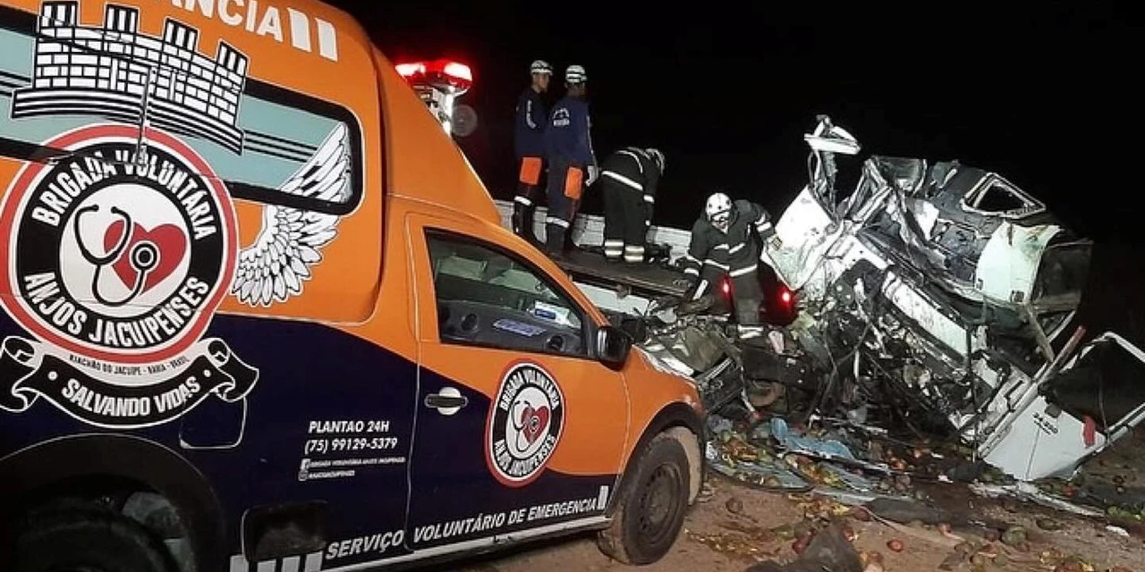Batida entre caminhão e ônibus deixa 24 pessoas mortas e seis feridas no norte da Bahia