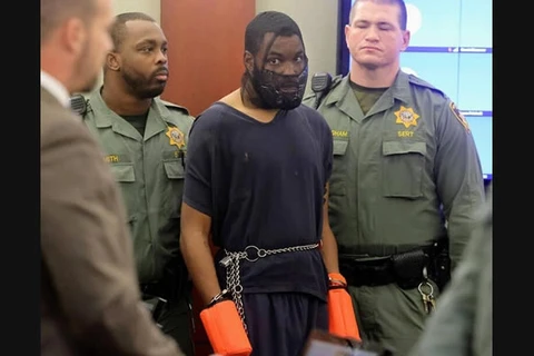 O réu que atacou uma juíza nos EUA apareceu novamente diante dela, desta vez assim