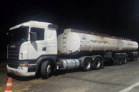 Motorista é feito refém em roubo de caminhão carregado de óleo vegetal, em PG